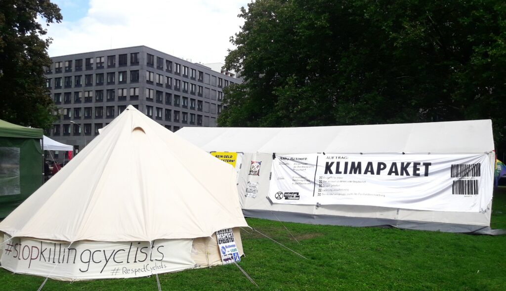 Zelte beim Verkehrswende Camp Berlin 2022